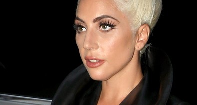 Borzalmasan öregíti Lady Gagát ez a frizura...