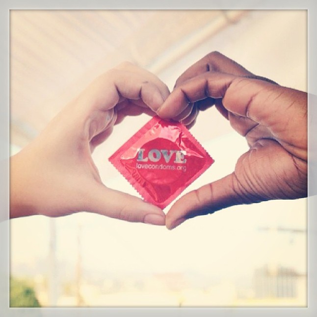 Doutzen Kroes Valentin-nap alkalmából a biztonságos szexért kampányolt.