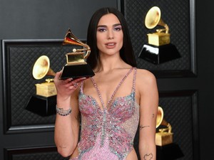 Dua Lipa extrán dögös szettje lehet a nyár slágere