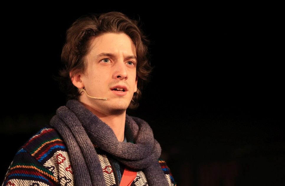 A Rent című musicalben Dávid kalauzol végig minket az Avenue B-n, bemutatva sajátosan izgalmas színházi stílusát.