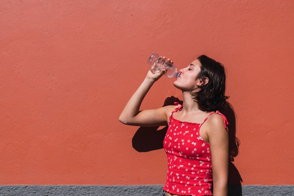 A napi 2,5-3 liter folyadék elfogyasztása szinte kötelező a kánikulában