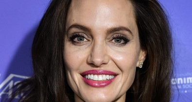 Angelina Jolie felvette a világ legegyszerűbb fehér ruháját és így is csodálatos!