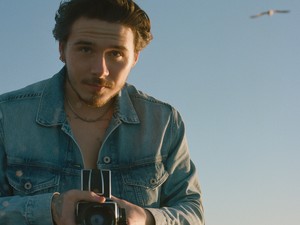 Ezt csinálja Brooklyn Beckham a zuhany alatt, és reméljük, te is!