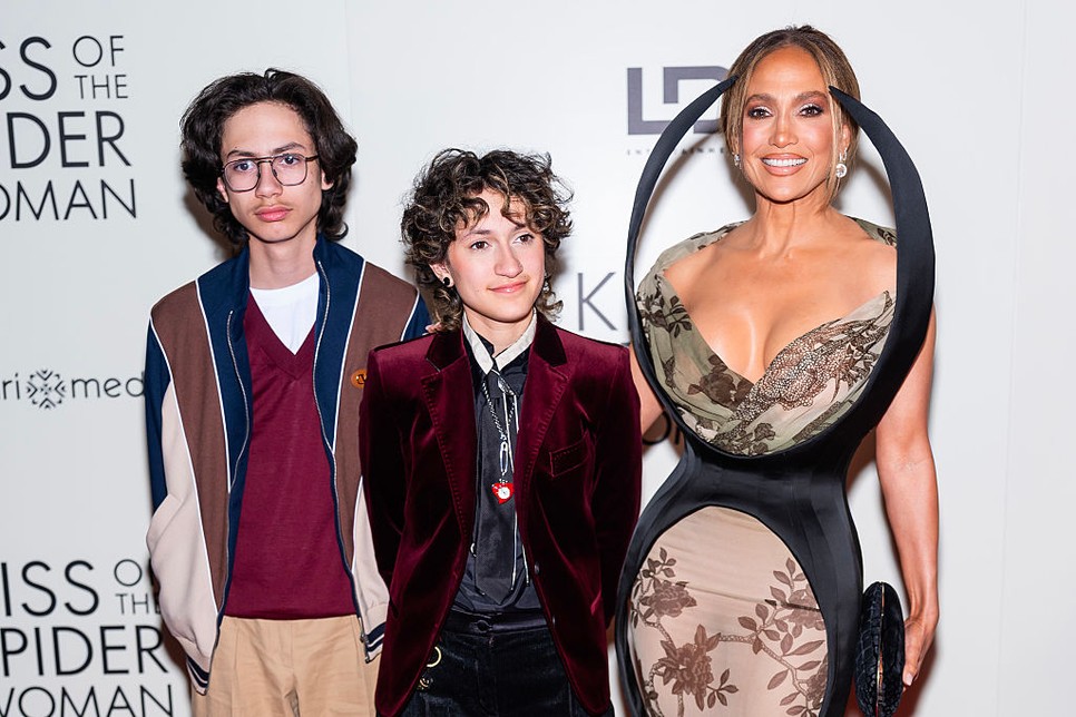 Jennifer Lopez és ikrei, Max és Emme (Oskar) a A Pókasszony csókja című film premierjén