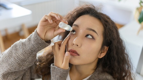 Ez történik a szemeddel, ha túl gyakran dörzsölöd: a szakember szerint nem érdemes kockáztatnod