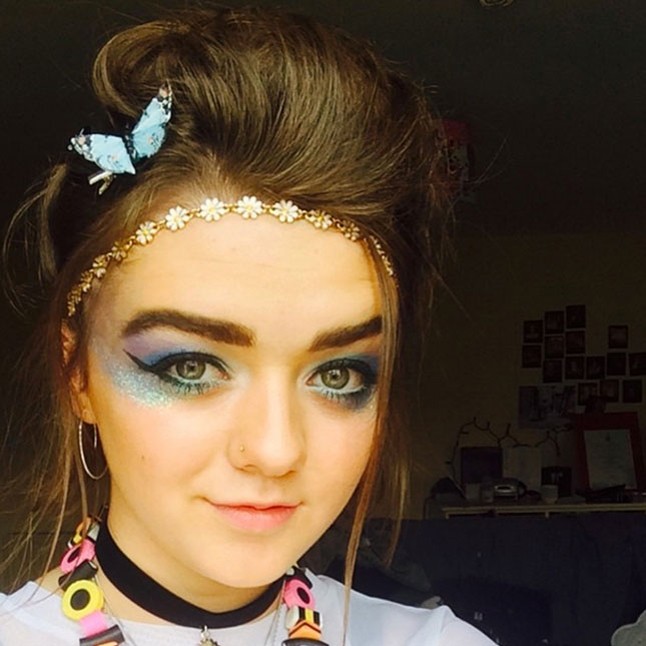 A Trónok harcának Arya Starkja, Maisie Williams hihetetlen 90-es évekbeli sminket varázsolt magának.