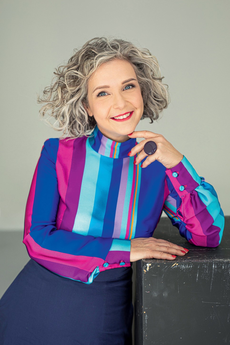 Ha valaki, akkor Panyi Zsuzsi tudja viselni az ősz hajat