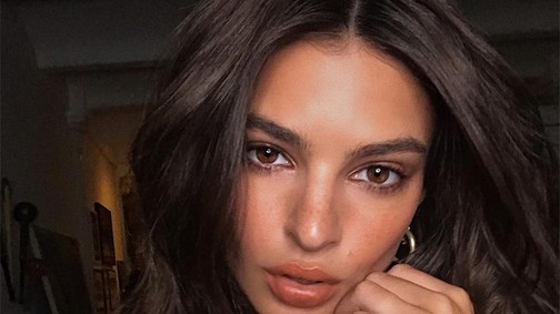 Emily Ratajkowski műanyag kabátban villantott hatalmasat