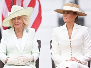 Melania Trump élete legszebb ruhájában ragyog, Kamilla királyné Barbie-nak öltözött a találkozójukon
