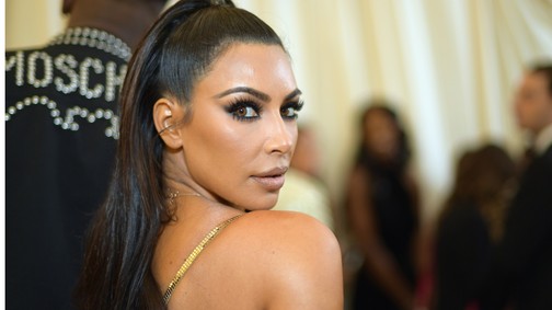 Kim Kardashian letolt nadrággal, csupasz fenékkel pózol új címlapján