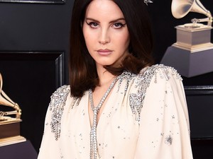 Hű! Lana Del Rey angyalkaként, glóriával a fején tündökölt!