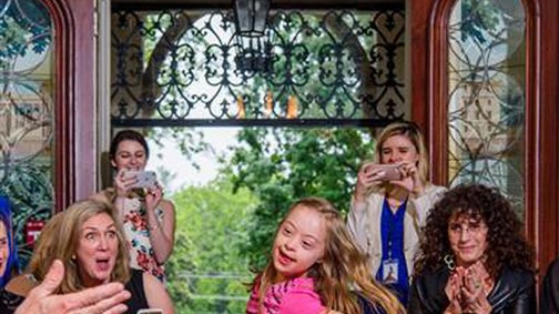 Egy csapat fiatal divattervező Down-szindrómás gyerekeknek tervezett ruhákat