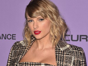 Új hajjal és szuper új stílussal tér vissza Taylor Swift a vörös szőnyegre