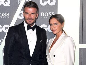 Idill a köbön: édesapjára dőlve szundít David Beckham lánya