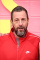 1. Adam Sandler. Becsült nettó vagyon: 440 millió dollár, összes bevétel 2025-ben: 48 millió dollár. Nemrég került az első helyre a legjobban fizetett színészek listáján, köszönhetően rendkívül sikeres Netflix-szerződésének és olyan hamarosan megjelenő filmjeinek, mint a Happy, a flúgos golfos 2. A színész a Jay Kelly című filmben is főszerepet játszott, folytatva ezzel hosszú távú együttműködését a streamingóriással. 