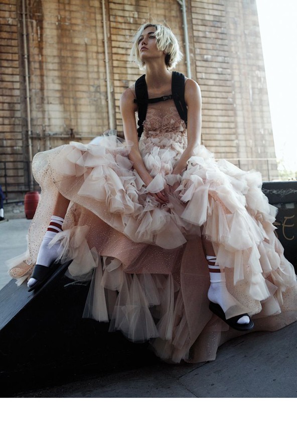 Karlie Kloss báliruhákban és papucsban az Interview magazinban!