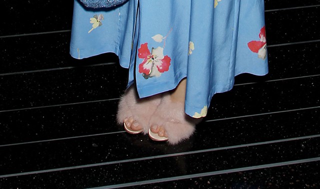 Hogy mi? Margot Robbie selyemhálóingben és szőrös papucsban premierezik