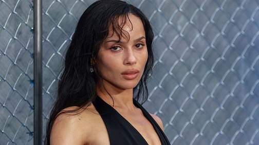 Zoë Kravitz egy szál kombinéban lépett a vörös szőnyegre: leheletkönnyű darabban pózolt a kameráknak