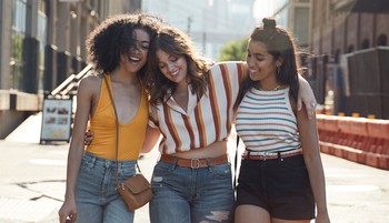 Egy 9500 fős Facebook-csoport, ami megmutatja, hogy igenis léteznek valódi női barátságok