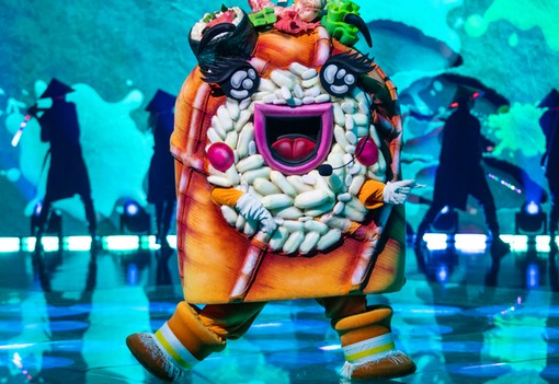 Sosem gondoltuk volna, hogy pont ezt a színészt rejti az Álarcos Énekes Sushi jelmeze