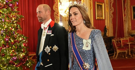 Megérkezett Katalin hercegné és Vilmos herceg karácsonyi képeslapja, a családi fotójuk minden képzeletet felülmúl