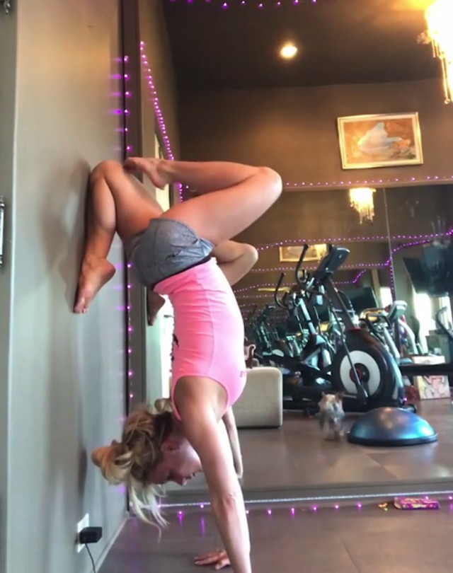 Kövesd Miley Cyrust, Gisele Bündchent, Britney Spearst; jóga a természetben