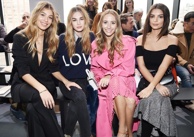 Emily Ratajkowski és Camila Morrone divatbemutatón