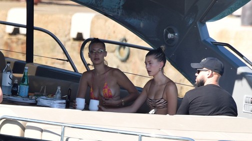 A karantén nem fogott ki rajtuk: Bikiniben mulatott Bella Hadid és Hailey Bieber egy jachton