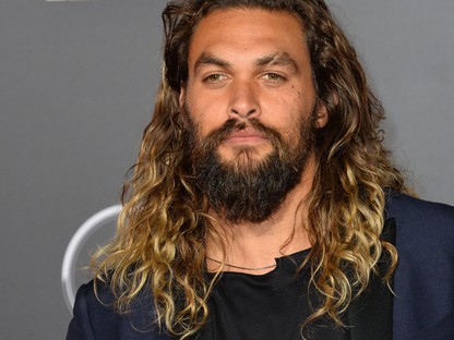 Jason Momoa mellett testőrei és felesége is törpe! 