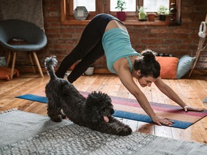 Nem mozdulok ki otthonról, de muszáj mozogni: részt vettem életem első online jógaóráján