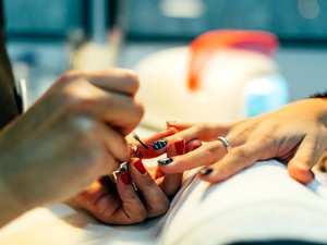 Szörnyen jó manikűr Halloween-re: ezeket a körömtrendeket imádni fogod