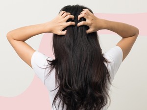 Korpás a fejbőröd? Ezek a hatóanyagok lesznek a megmentőid a szakértő szerint