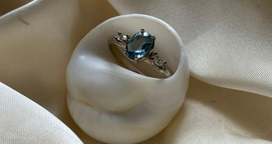 A tökéletes eljegyzési gyűrű igazodik a jövendőbeli menyasszony szemszínéhez, a doboza pedig elfér egy farzsebben