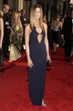 SAG Awards (2003) - Jennifer Aniston ikonikus vörös szőnyeges pillanatot teremtett ebben a letisztult, sötétkék estélyiben, amelyet látványos kulcskivágás tett különlegessé. A hűvös színvilágot követve ezüst szandált és egy gyémánt karkötőt választott kiegészítőként.