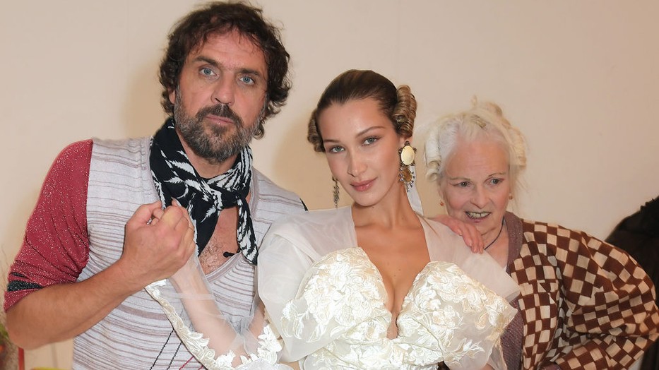 Az Andreas Kronthaler for Vivienne Westwood 2020 tavasz-nyári kollekciójának bemutatójának backstagében a két tervező Bella Hadid topmodellel pózól