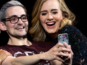 10 sztár, akit lenyűgözött rajongója énekhangja