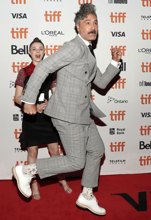 Thomasin McKenzie és a Jojo Rabbit rendező-írója Taika Waititi