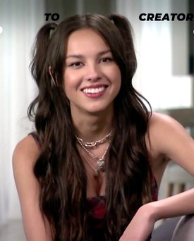  Nyakláncok: nem csupán a choker típust szereti, Olivia Rodrigo szereti halmozni a nyakláncokat, ha nem chokert visel, akkor biztosan egyszerre többet is felvesz