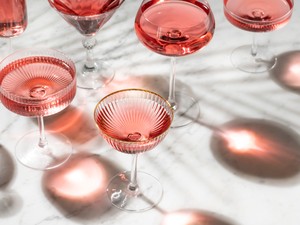 5 ártalmatlannak tűnő szokás, ami csak tovább ront a reflux tünetein