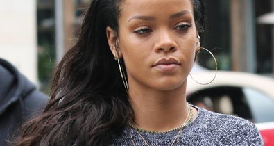 Rihanna vörösre festette a haját