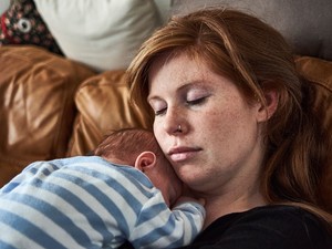 Balkezes létemre megtanultam jobb kézzel enni: az anyaság ilyenekre is megtanít