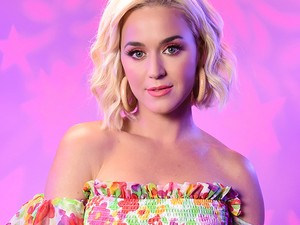 Katy Perry egyenesen a szülőszobából adta ki új Smile című lemezét