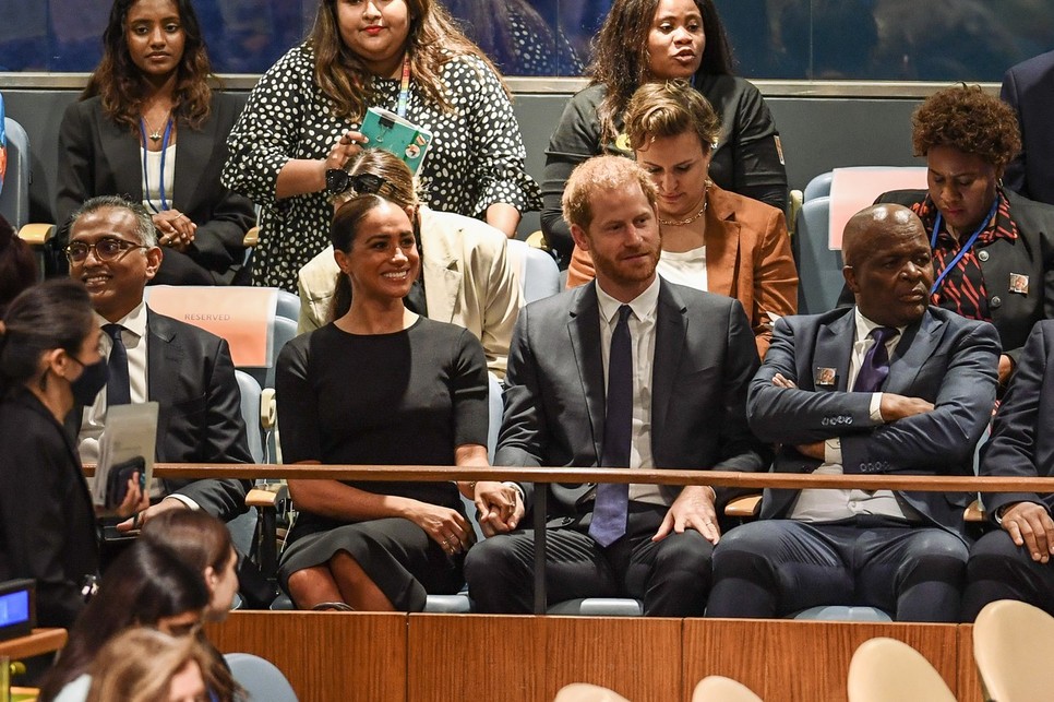 Meghan Markle bemutatja, hogyan viseljünk feketét sikkesen nyáron is