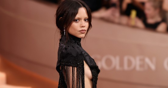 Jenna Ortega ruhája maga a meztelen álom, azonnal ellopta a show-t a Golden Globe-on