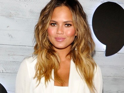 Chrissy Teigen hatalmas összeget adományozott az amerikai tüntetők óvadékaira