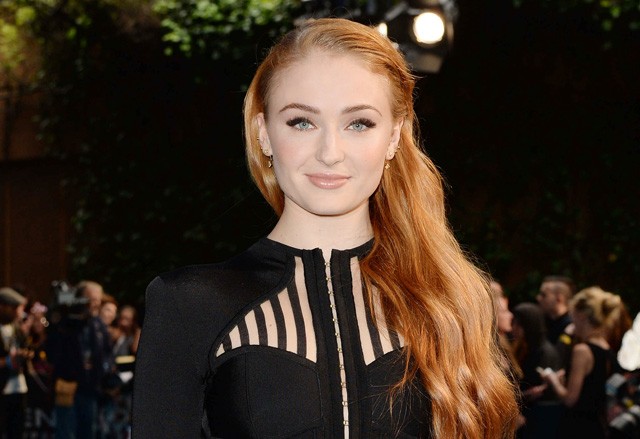 sophie turner, trónok harca, s-men apokalipszis, vörös szőnyeg, balmain, vörös hajú