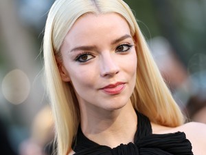Anya Taylor-Joy melltartó nélkül lépett ki az utcára, testszínű ruhában szabadította fel a melleit
