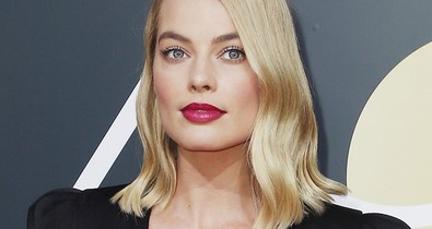 Margot Robbie ruhája kicsit kriptahangulatú ezzel a díszítéssel