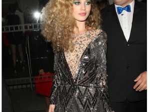 Ez ám a haj! A Jagger-lány új frizurája