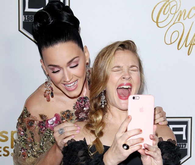 katy perry, drew barrymore, marchesa, jótékonyság, szelfi